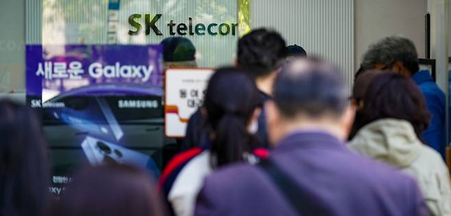 SKT가 사이버침해 피해를 막기 위해 무료 유심교체를 시작한 28일 서울 영등포구 한 T월드 매장에서 시민들이 줄을 서며 순서를 기다리고 있다. 유희태 기자
