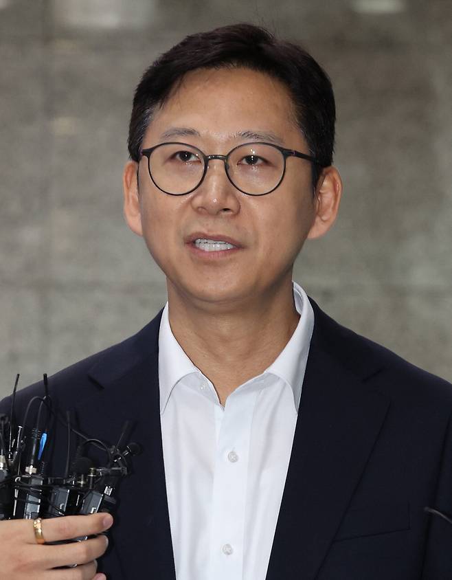 배경훈 과학기술정보통신부 장관 후보자가 24일 인사청문회 준비 사무실로 출근하며 취재진의 질문에 답하고 있다. 연합뉴스