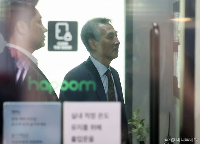 김건희 여사 의혹을 수사하는 민중기 특별검사가 23일 오전 서울 서초구의 사무실로 출근하고 있다. /사진=뉴시스