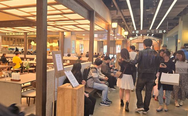 서울 송파구 신청동에 위치한 잠실 롯데월드몰 6층 '서령' 입장을 대기하는 고객들. /사진제공=롯데백화점.