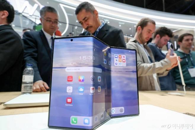(바르셀로나(스페인)=뉴스1) 민경석 기자 = 3일(현지시간) 스페인 바르셀로나 피라 그란 비아 전시장에서 열린 '모바일 월드 콩그레스(MWC) 2025'를 찾은 관람객들이 화웨이 부스에서 '트리폴드폰' 메이트XT를 살펴보고 있다. MWC는 전세계 800여 개의 이동통신사가 참여하는 세계이동통신사업자연합회(GSMA)가 주관하는 행사로, 미국과 독일에서 각각 열리는 CES, IFA와 함께 3대 전자·IT 전시회로 꼽힌다. 올해 MWC에 참가하는 한국 기업은 187곳으로 지난해보다 22곳이 늘었다. 2025.3.4/뉴스1 Copyright (C) 뉴스1. All rights reserved. 무단 전재 및 재배포, AI학습 이용 금지. /사진=(바르셀로나(스페인)=뉴스1) 민경석 기자