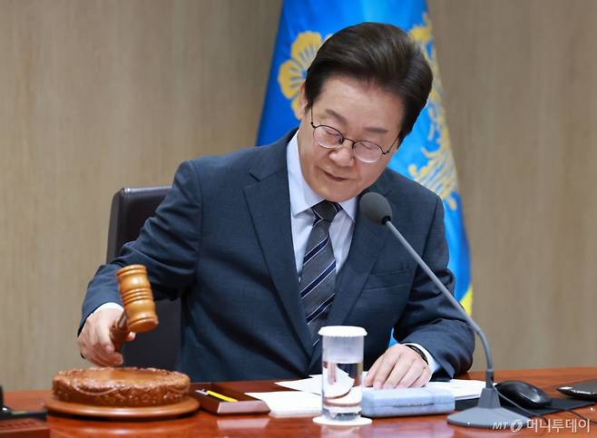 이재명 대통령이 24일 서울 용산 대통령실 청사에서 열린 국무회의에서 의사봉을 두드리고 있다. (대통령실통신사진기자단) 2025.06.24. /사진=뉴시스 /사진=