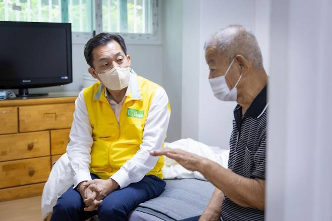 지난해 8월 이재준 수원시장(왼쪽)이 수원새빛돌봄 지원 대상자 가구를 방문해 대화를 나누고 있다. /사진제공=수원시