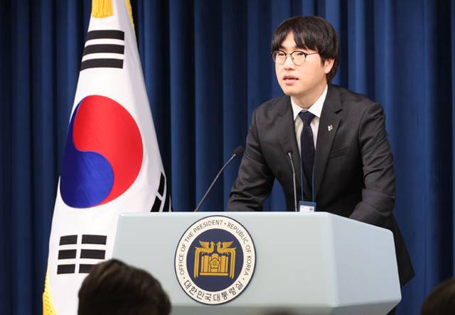 소버린 인공지능(AI)을 강조해 왔던 하정우 AI미래기획수석이 지난 19일 용산 대통령실에서 AI 인재 등을 육성하는 내용의 이공계특별법 관련 브리핑을 하고 있다. 연합뉴스