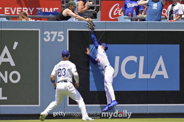 홈런성 타구를 잡아내려다, 오히려 홈런을 만들어준 LA 다저스 김혜성./게티이미지코리아