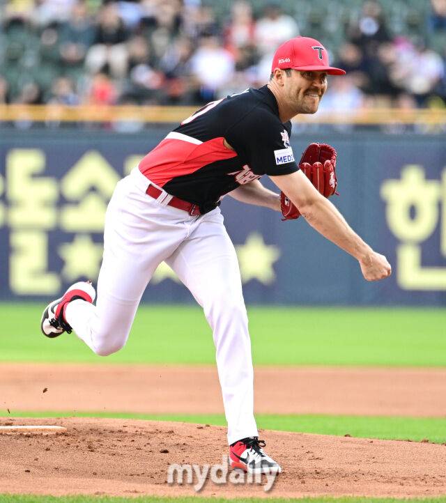 2025년 6월 4일 오후 서울 잠실구장에서 진행된 '2025 신한 SOL뱅크 KBO 리그' KIA 타이거즈와 두산 베어스의 경기. KIA 선발투수 네일이 역투하고 있다./마이데일리