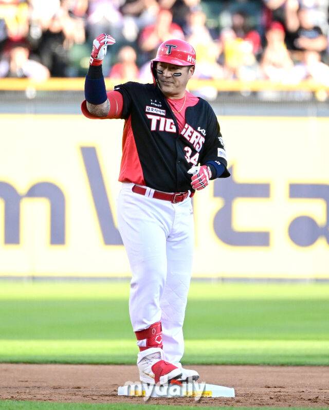 2025년 6월 4일 오후 서울 잠실구장에서 진행된 '2025 신한 SOL뱅크 KBO 리그' KIA 타이거즈와 두산 베어스의 경기. KIA 최형우가 2회초 선두타자 2루타를 친 뒤 기뻐하고 있다./마이데일리