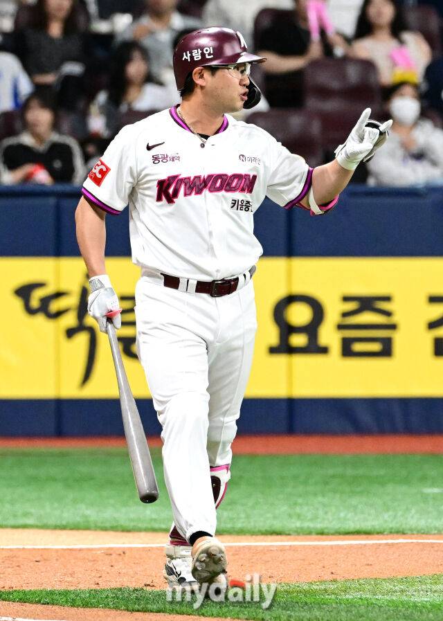 2025년 4월 23일 오후 서울 고척스카이돔에 진행된 '2025 신한 SOL뱅크 KBO 리그' 두산 베어스와 키움 히어로즈의 경기. 키움 임지열이 2회말 1사 1루서 얼굴로 향하는 공을 피하며 볼넷을 얻은 뒤 두산 선발투수 김유성에게 항의하고 있다./마이데일리