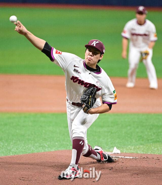 2025년 4월 23일 오후 서울 고척스카이돔에 진행된 '2025 신한 SOL뱅크 KBO 리그' 두산 베어스와 키움 히어로즈의 경기. 키움 선발투수 김윤하가 역투하고 있다./마이데일리