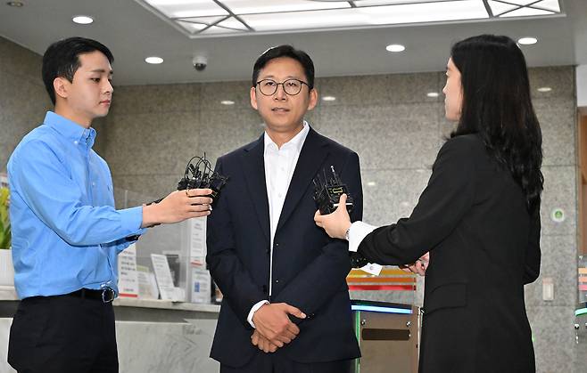 배경훈 과학기술정보통신부 장관 후보자가 24일 오전 서울 종로구 광화문우체국에 마련된 인사청문회 준비 사무실로 출근하며 취재진의 질의에 답변하고 있다. 임세준 기자