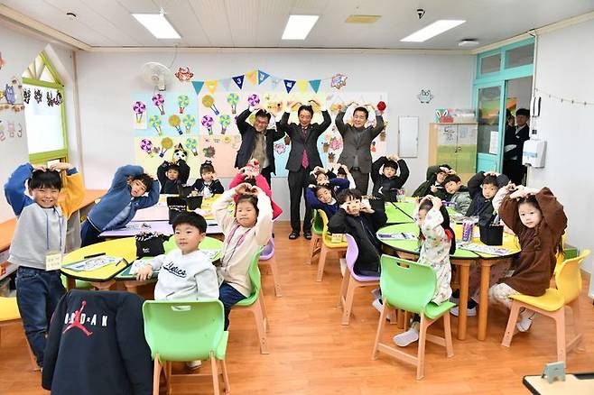 경남도의회 최학범(가운데) 의장, 6일 고성군 고성초등학교 늘봄교실 수업 참관.(사진=경남도의회 제공) 2025.03.06. *재판매 및 DB 금지