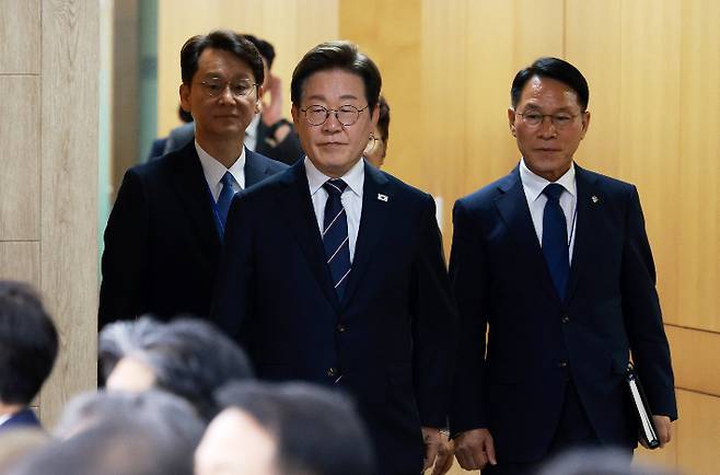 이재명 대통령이 23일 용산 대통령실에서 제1차 수석보좌관회의에 입장하고 있다. 연합뉴스