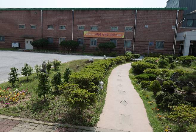 소망교도소 본관과 수용동 사이에 있는 작은 정원. 본관에서 철문 2개를 통과하면 건물보다 정원이 먼저 눈에 들어온다. 소망교도소 제공
