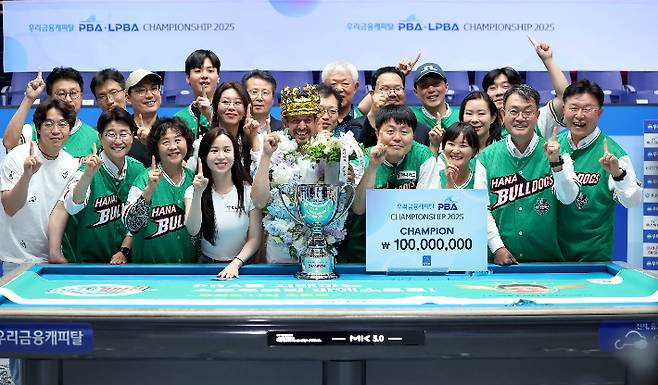 왕관을 쓴 초클루와 하나카드 선수단, 관계자들이 기념 촬영한 모습. PBA