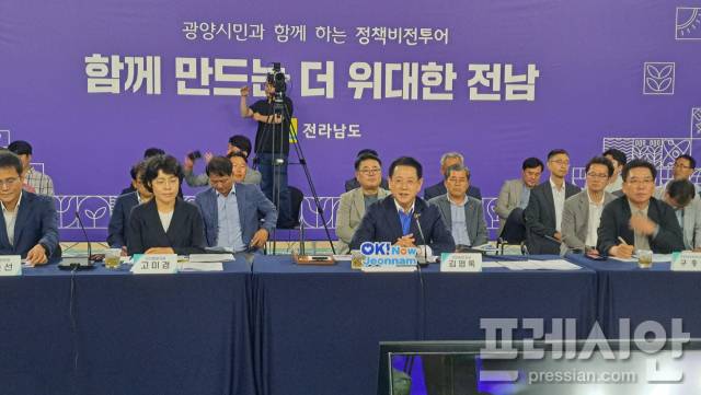 ▲24일 오후 2시30분 광양 성황스포츠센터 다목적체육관 3층에서 열린 '광양시민과 함께하는 정책비전투어'에서 김영록 지사가 참석자들의 정책 건의사항에 답변하고 있다.2025.06.25ⓒ프레시안(=지정운)