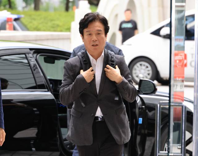 ▲김영훈 고용노동부 장관 후보자가 24일 인사청문회 준비 사무실이 위치한 서울 중구 서울지방고용노동청으로 들어서고 있다. ⓒ연합뉴스