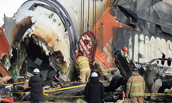 제주항공 여객기 참사 엿새째인 지난 1월 3일 전남 무안국제공항 참사 현장에서 사고 여객기 인양 작업을 하고 있다. 뉴스1