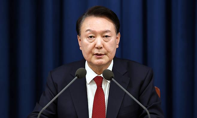 윤석열 전 대통령이 지난 2024년 12월 3일 밤 서울 용산 대통령실 청사에서 긴급 대국민 특별 담화를 하고 있다. 대통령실 제공
