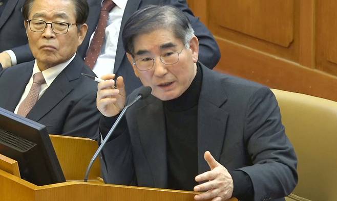 김용현 전 국방부장관이 지난 1월 23일 서울 종로구 헌법재판소에서 열린 대통령 탄핵심판 4차 변론기일에 증인으로 출석해 질문에 답변하고 있다. 헌법재판소 제공