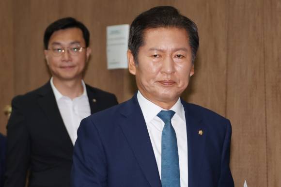 더불어민주당 정청래 의원이 15일 국회 소통관에서 당대표 선거 출마 의사를 밝히기 위해 기자회견장으로 들어서고 있다.2025.6.15. 연합뉴스