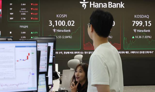 24일 오후 서울 중구 하나은행 딜링룸 전광판에 송출되는 코스피지수가 장중 3100을 넘어서고 있다. 뉴스1