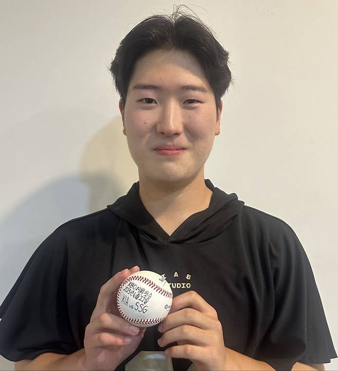 KIA 이호민은 22일 인천 SSG와 원정경기에서 0.2이닝 무실점으로 활약해 데뷔 3경기 만에 프로 첫 승을 챙겼다. 사진제공|KIA 타이거즈