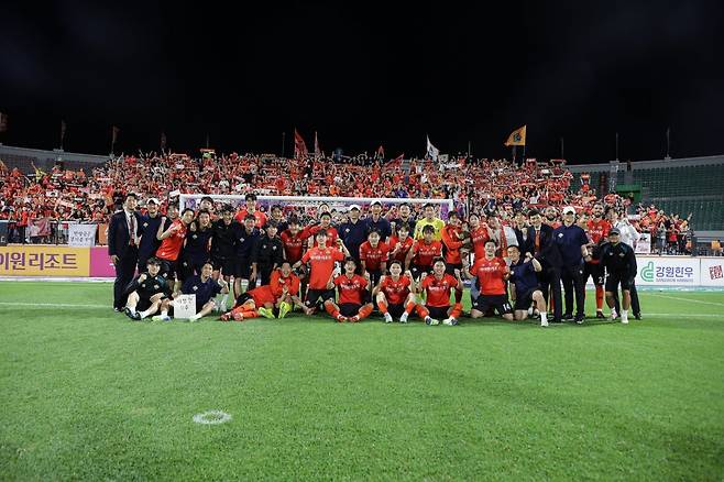 강원 선수들이 21일 강릉하이원아레나에서 열린 대구와 홈경기에서 3-0 승리를 거둔 뒤 기념촬영을 하고 있다. 사진제공|한국프로축구연맹