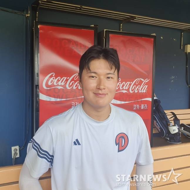 두산 김동준이 22일 잠실 LG전을 앞두고 취재진과 인터뷰에 응하고 있다. /사진=김동윤 기자