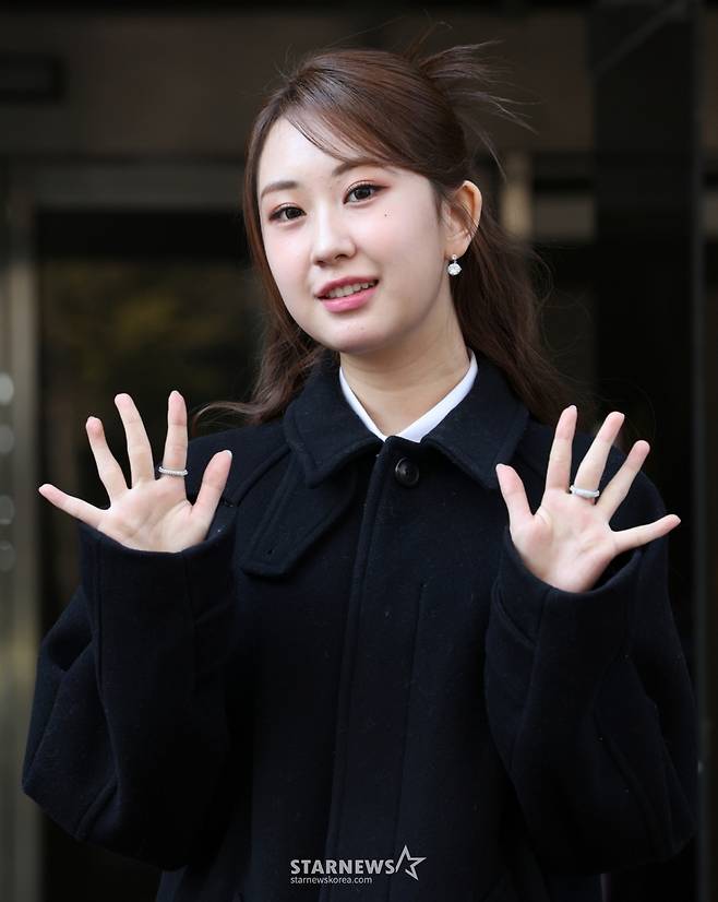 (서울=뉴스1) 권현진 기자 = 가수 전유진이 10일 서울 영등포구 여의도동 KBS 신관에서 진행된 ‘불후의 명곡’ 녹화에 참석해 인사를 하고 있다. 2025.2.10/뉴스1 Copyright (C) 뉴스1. All rights reserved. 무단 전재 및 재배포, AI학습 이용 금지. /사진=(서울=뉴스1) 권현진 기자