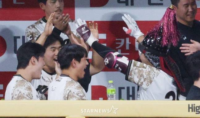 키움 임지열(오른쪽)이 24일 KIA전 6회말 결승 스리런 홈런을 날리고 더그아웃에서 세리머니를 펼치고 있다./사진=긴진경 대기자