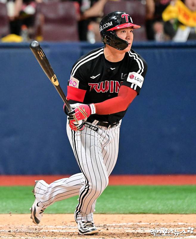 6월 8일 오후 서울 구로구 고척스카이돔에서 열린 2025 신한 SOL Bank KBO리그 LG 트윈스와 키움 히어로즈의 경기, 7회초 무사 1루 LG 오지환이 타격을 하고 있다. 엑스포츠뉴스 DB