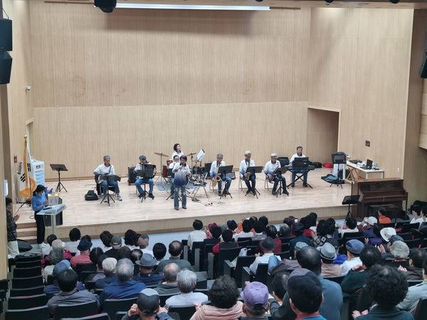 ▲ 음악을 사랑하는 어르신들이 모여 만든 블루진 밴드가 공연을 하고 있다. 보령노인종합복지관 제공