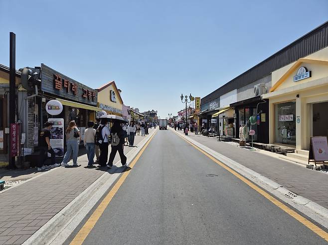 황리단길의 젊은이들. 황리단길을 찾는 사람들은 단지 관광을 누리기 위함이 아니다. 신라 고도에서, 자신만의 새로운 장면과 여행의 멋을 찾으려는 것이다.