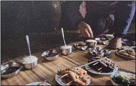 사진: 유용예-'굴제'를 올리는 모습. '굴할망', '굴하르방', '토신', '선대 굴대장'을 모시고 '굴제'를 올린다. '굴제'를 올릴 때는 다른 사람 입회 없이 '굴대장'이 혼자 엄숙히 '제'를 올린다.(인용: 구억리 그릇이야기, 구억리 마을회,2020)