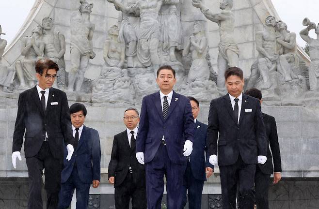 더불어민주당 김병기 당 대표 직무대행 겸 원내대표를 비롯한 당 관계자들이 25일 오후 국립대전현충원에서 참배하기 위해 이동하고 있다.(사진=연합뉴스)