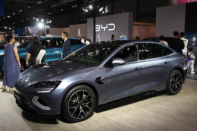 13일(현지시간) 홍콩에서 열린 국제 자동차 엑스포에 전시된 비야디 차량. (사진=AFP)