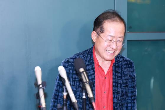 홍준표 전 대구시장이 지난 17일 인천국제공항 제1여객터미널을 통해 귀국, 취재진과 인터뷰를 마친 뒤 이동하고 있다. 홍 전 시장은 지난 4월 국민의힘 대선 후보 경선에서 패배한 뒤 탈당하고 미국 하와이에 머물렀다. 〈사진=연합뉴스〉