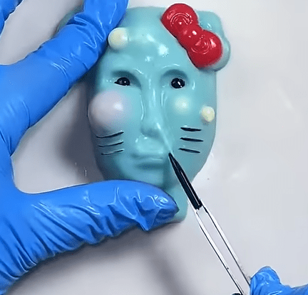 사진 = '여드름 짜기 장난감' 사용 영상 갈무리 / 유튜브