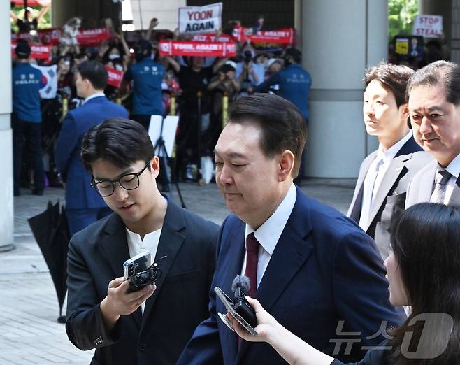 윤석열 전 대통령이 23일 서울 서초구 서울중앙지방법원에서 열린 내란 우두머리 혐의·직권남용 권리행사 방해 혐의 사건 8차 공판에 출석하고 있다. 2025.6.23/뉴스1 ⓒ News1 사진공동취재단