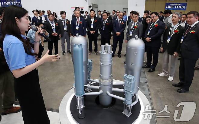 11일 대구 북구 엑스코(EXCO)에서 개막한 '2025 대한민국 전기산업 엑스포'를 찾은 내빈들이 두산에너빌리티 부스에 전시된 원자로냉각재계통(Reactor Coolant System) 모형을 살펴보며 관계자 설명을 듣고 있다. 2025.6.11/뉴스1 ⓒ News1 공정식 기자