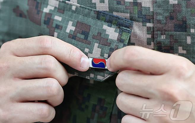 25일 서울 중구 서울역 대합실에 마련된 '태극기 부스'에서 군인들이 태극기 배지를 패용하고 있다.2025.6.25/뉴스1 ⓒ News1 김도우 기자