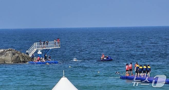 강릉 경포해수욕장 오리바위 다이빙대 전경.(강릉시 제공, 재판매 및 DB 금지)
