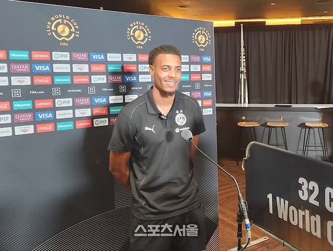도르트문트의 펠릭스 은메차가 울산과 2025 국제축구연맹 클럽월드컵 조별리그 F조 최종전을 하루 앞둔 25일(한국시간) 결전지인 미국 오하이오주 신시내티의 TQL스타디움에서 열린 믹스트존 인터뷰에서 취재진 질문에 답하고 있다. 사진 | 신시내티=김용일 기자
