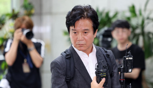 김영훈 고용노동부 장관 후보자는 25일 서울 중구 인사청문회 준비 사무실로 출근하며 기자들과 만나 "노란봉투법과 정년연장은 반드시 가야 할 길이다"라고 말했다. / 뉴시스