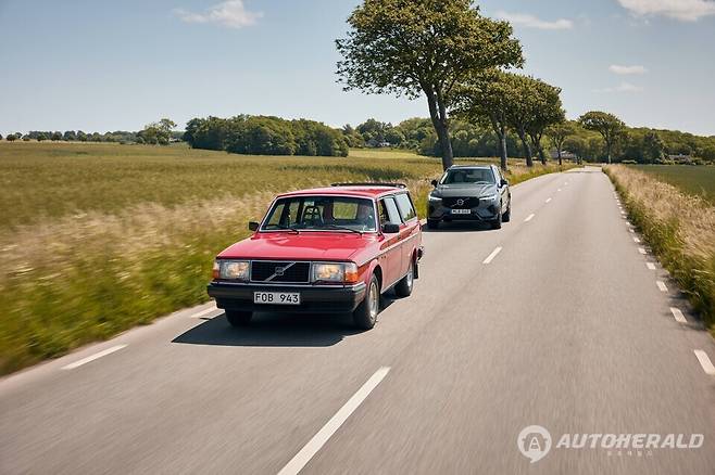 볼보 XC60이 1974년 출시한 240 시리즈(사진 앞쪽)의 판매 기록을 깨고 브랜드 역사상 가장 많이 팔린 모델이 됐다. (볼보자동차)