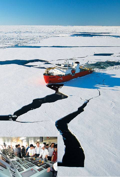(큰사진)얼음을 깨면서 전진하고 있는 아라온호. (작은사진)떠다니는 연구소 아라온호의 내부 모습. /조선일보 DB