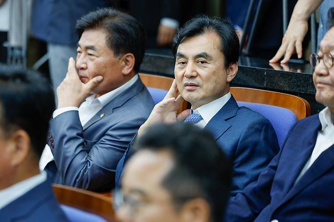 안규백 국방부 장관 후보자가 24일 오후 서울 여의도 국회에서 열린 더불어민주당 의원총회에 참석했다./뉴스1