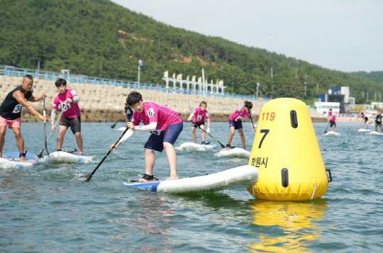 창원 진해루 일원에서 SUP를 즐기는 모습. 창원시 제공