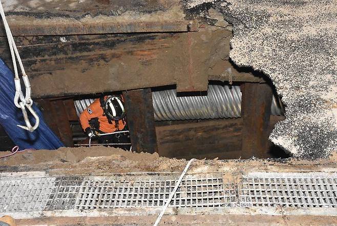 2019년 12월 22일 서울 영등포구 여의동 여의도역-파크원 지하보도 공사 현장에서는 폭 2.5m, 깊이 2.5m 싱크홀로 작업자 1명이 사망했다. 여의동은 동아일보 히어로콘텐츠팀이 한국지하안전협회와 제작한 ‘서울시 싱크홀 안전지도’에서 안전도가 낮은 5등급이었다. 동아일보DB