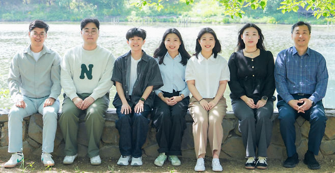 UNIST 연구팀(왼쪽부터 김명수 교수, 표창우 연구원, 이승찬 연구원, 김다현 연구원, 서다빈 연구원, 류지연 연구원, 윤태식 교수)